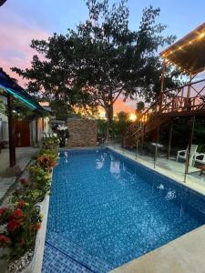 uma grande piscina com pessoas na água em Cabaña Sol y Mar em San Antero
