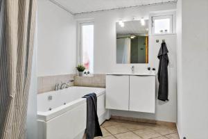 Koupelna v ubytování JB362-Brovst-Kronvildtvej-136 + 30 fotografií