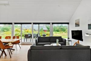 TV a/nebo společenská místnost v ubytování JB362-Brovst-Kronvildtvej-136