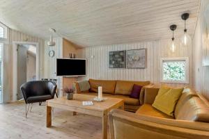 TV a/nebo společenská místnost v ubytování 8872-Glesborg-Hybenvaenget-6