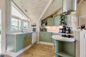 Kuchyň nebo kuchyňský kout v ubytování 8872-Glesborg-Hybenvaenget-6