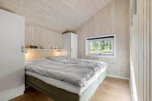 Postel nebo postele na pokoji v ubytování 8872-Glesborg-Hybenvaenget-6