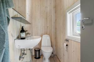 Koupelna v ubytování 8872-Glesborg-Hybenvaenget-6 + 18 fotografií