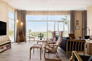 un soggiorno con sedie e una grande finestra di 8959-Orsted-Klydevej-9 a Estruplund