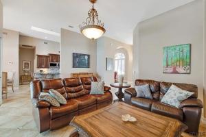 Posezení v ubytování Cheerful 4 bedrooms 3 bath pool in a quiet neighborhood