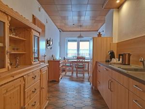 Kuchyň nebo kuchyňský kout v ubytování Margaretes Gästehaus - Ferienwohnung am Rheinsteig