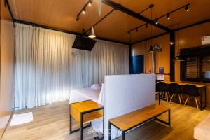 Cette chambre comprend une table et un tableau blanc. dans l'établissement Cabana c/ jacuzzi e vista para as montanhas VST031, à São Paulo dos Pinhais