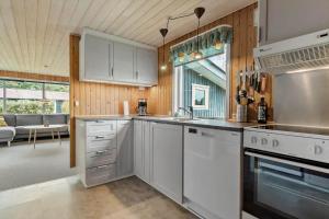 Kuchyň nebo kuchyňský kout v ubytování 8870-Glesborg-Svinget-12