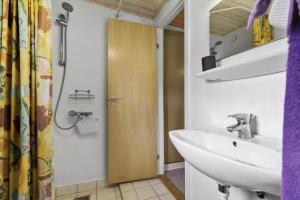 Koupelna v ubytování 8870-Glesborg-Svinget-12 + 18 fotografií