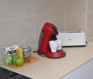 a red mixer sitting on top of a counter at Flor de Almendro, cerca de Toledo y Puy du Fou in Portillo de Toledo +20 photos