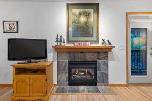 Μια τηλεόραση ή/και κέντρο ψυχαγωγίας στο 1BR in Northstar, Village Location, Shared Pool and Hot Tub, Ski Storage, Free Parking