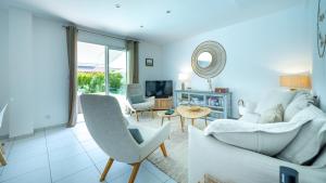 TV a/nebo společenská místnost v ubytování La Villa, Residence privee du Val Baussenc