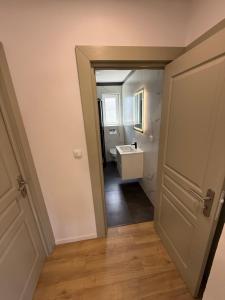 a bathroom with a sink and a mirror at Bee apartman in Odorheiu Secuiesc +5 photos