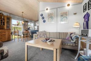 un salon avec un canapé et une table dans l'établissement N336-Karrebaeksminde-Cypresvaenget-69, à Enø By