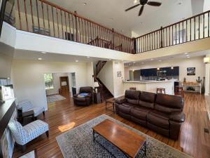 Et opholdsområde på Large Family Gathering Home on Kelleys Island