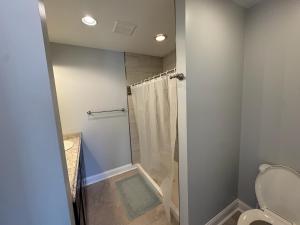 Et badeværelse på Large Family Gathering Home on Kelleys Island + 26 billeder