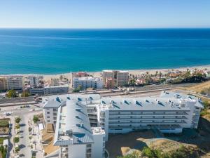 una vista aérea de un edificio junto al océano en Seaviews Reserve The Breeze, en Fuengirola