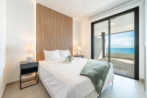 Un dormitorio con una cama con vista al mar. en Seaviews Reserve The Breeze, en Fuengirola 55 fotos más