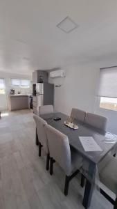 ein Esszimmer mit Tisch und Stühlen und eine Küche in der Unterkunft Estrella del Faro in Mar del Plata