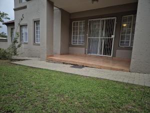 una casa con porche y puerta con verja en Mandy & Mos' Holiday Townhouse, en Four Ways