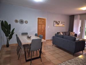 una sala de estar con una mesa y un sofá en Mandy & Mos' Holiday Townhouse, en Four Ways