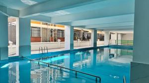 Bazén v ubytování Vieli Luxury Apartment with heated Pool,Gym,1 min walk to Mall nebo v jeho okolí