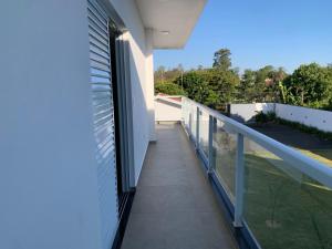 a balcony with a view of a yard at Hospedaria Colinas in Indaiatuba
