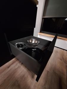 Una pequeña cocina con una estufa con un recipiente encima. en ZenArden, en Aywaille 5 fotos más