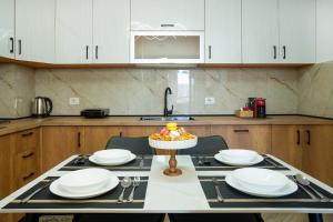 Kuchyň nebo kuchyňský kout v ubytování RANA Apartment - Modern & Sunny Flat near Durres Center & Beach