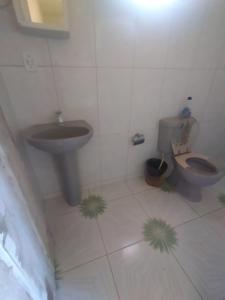 un baño con inodoro y lavabo en Falésias de Marataizes, en Marataízes