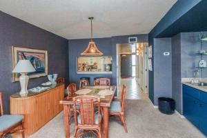 eine Küche und ein Esszimmer mit Tisch und Stühlen in der Unterkunft Sea Colony - 303N Edgewater House Rd in Sea Colony