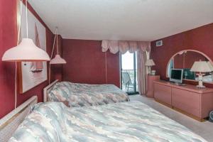 ein Schlafzimmer mit einem Bett und einem Fernseher darin in der Unterkunft Sea Colony - 303N Edgewater House Rd in Sea Colony + 34 Fotos