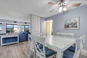 オーシャンシティにあるBraemar Towers 1006のテーブルと椅子のあるダイニングルームとリビングルーム