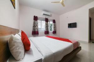 Postel nebo postele na pokoji v ubytování Hotel O Royal