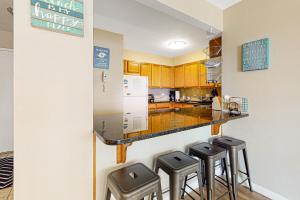 オーシャンシティにあるBraemar Towers 404のキッチン(バーのカウンターとスツール付)