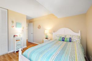 オーシャンシティにあるBraemar Towers 404の縞模様のベッドカバーがかかった白いベッドのある子供部屋 +20枚の写真