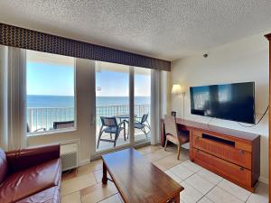 TV a/nebo společenská místnost v ubytování Harbour Beach Resort 803