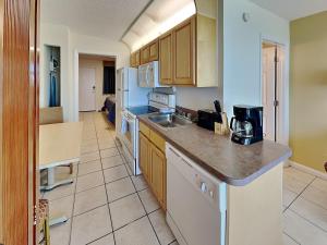 Kuchyň nebo kuchyňský kout v ubytování Harbour Beach Resort 803