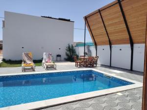 Bazén v ubytování Fadhloun nebo v jeho okolí