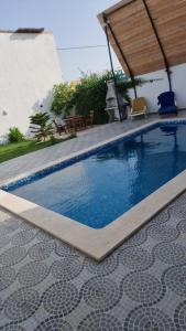 Bazén v ubytování Fadhloun nebo v jeho okolí