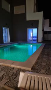 Bazén v ubytování Fadhloun nebo v jeho okolí