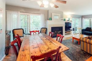 un salon avec une table et des chaises en bois dans l'établissement Sea Colony - 55050 Pine Lake Dr, à Wilgus Subdivision