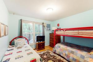 - une chambre avec 2 lits superposés et une télévision dans l'établissement Sea Colony - 55050 Pine Lake Dr, à Wilgus Subdivision 40 autres photos