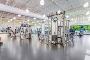 une grande salle de sport avec beaucoup de machines dans l'établissement Sea Colony - 55050 Pine Lake Dr, à Wilgus Subdivision