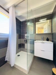 Koupelna v ubytování La Belle Evasion-Calme-Terrasse-BBQ-Parking-SUDSEJOURCONCIERGERIE