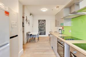 une cuisine avec des comptoirs verts et blancs et une table dans l'établissement NOW OPEN! Brand new rooms City Centre Modern Ensuite Rooms by Luxiety Stays, à Cambridge 26 autres photos