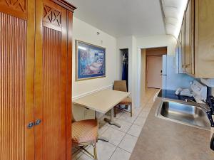 Una cocina o cocineta en Harbour Beach Resort 703