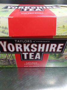 リンカーンにあるSmall Rosie River Glamping Pod for 2の棚の上にタマラックナイフティーの箱が2つ