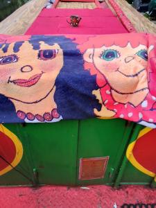 リンカーンにあるSmall Rosie River Glamping Pod for 2の二人の女の子の絵が描かれた敷物