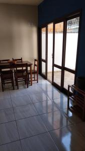 a dining room with a table and chairs and a patio at Sobrado entrada de Paraty in Paraty +5 photos